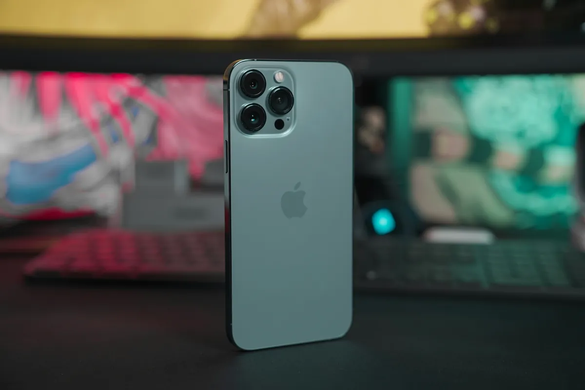 Apple iPhone 17 Pro con sistema fotografico posteriore composto da tre sensori da 48 megapixel