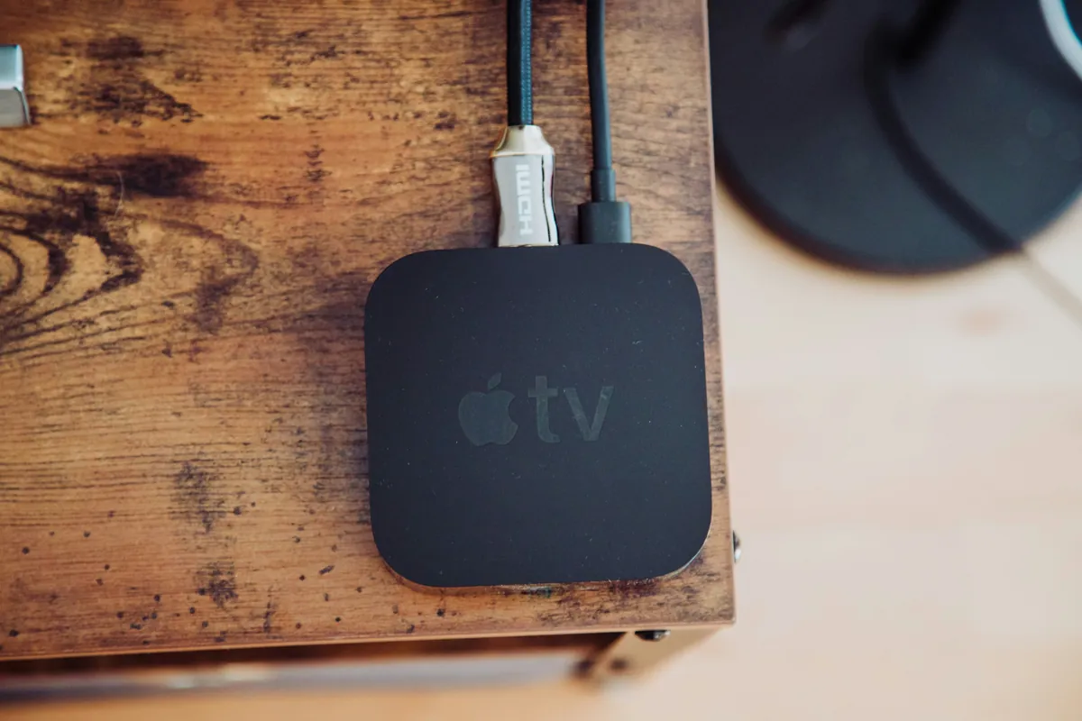 Apple TV 4K collegata a un televisore con interfaccia tvOS