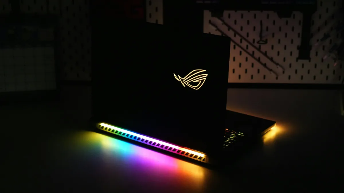 ASUS ROG Zephyrus G14 2025 con display OLED ROG Nebula da 14 pollici