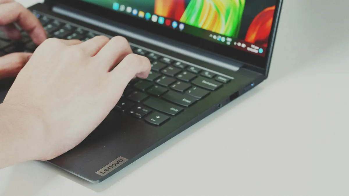 Lenovo ThinkPad X1 Carbon Gen 12 durante l'utilizzo della tastiera con processore Intel Core Ultra