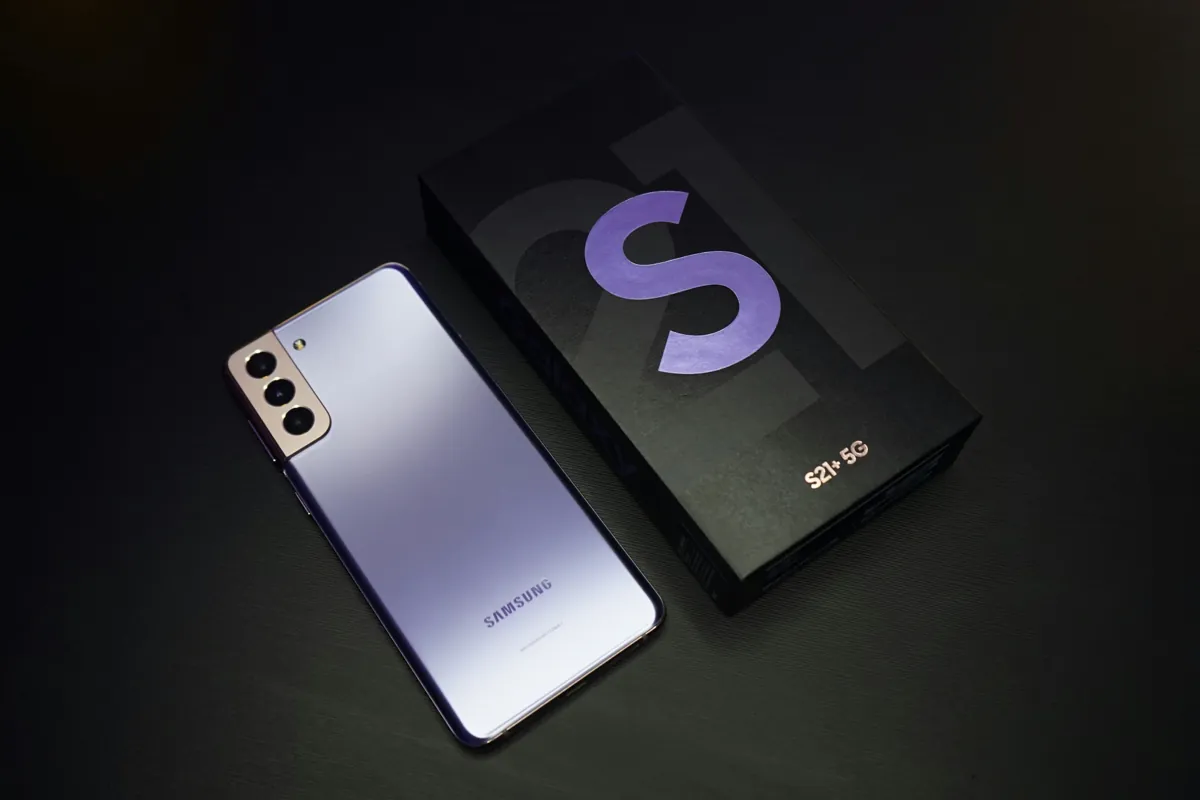 Samsung Galaxy S25 Ultra con funzioni Galaxy AI integrate nel software