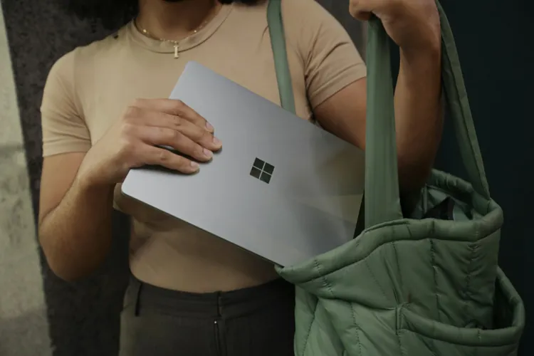 Microsoft Surface Laptop 6 riposto nella borsa per l'uso in mobilità