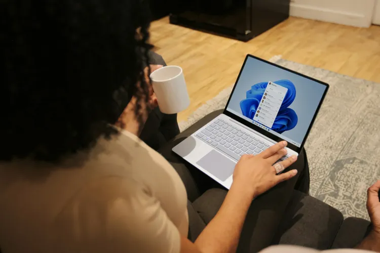 Microsoft Surface Laptop 6 da 15 pollici utilizzato in ambito lavorativo e produttività
